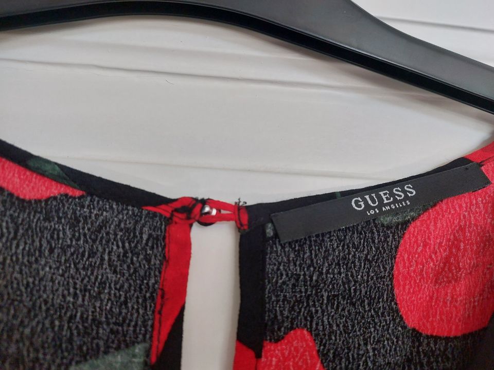 Langes Kleid Guess Rosen rot schwarz Maxikleid Gala V-Ausschnitt in Bad Oldesloe