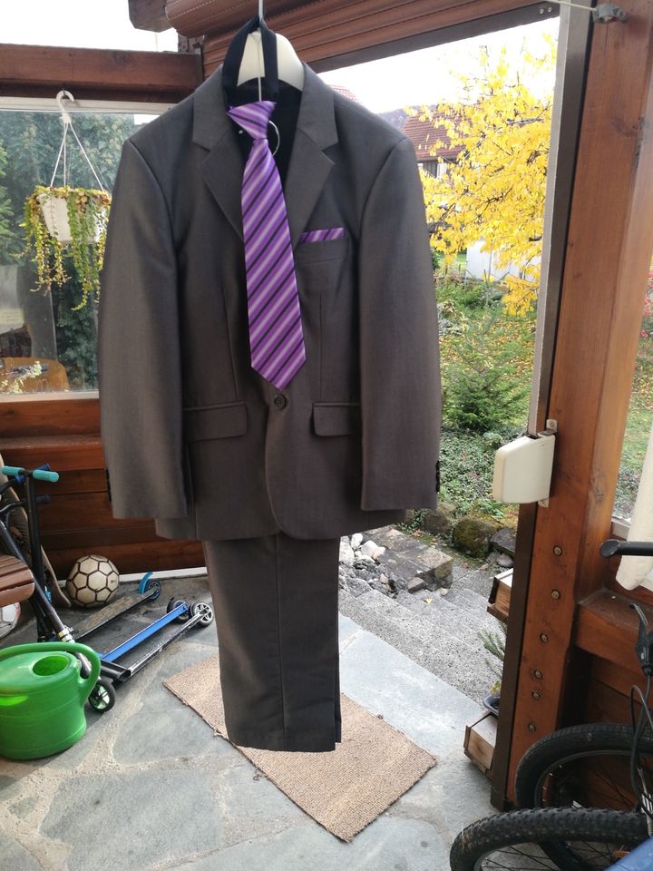 Festlicher Anzug Gr. 134 Junge grau in Schwendi