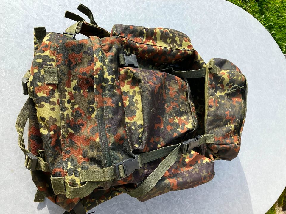 Tourenrucksack Rucksack im Bundeswehr Flecktarn reparaturbedürfti in Kaufering