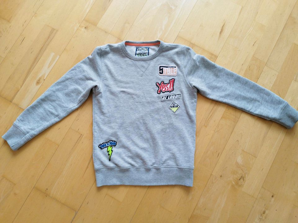 Junge Vingino Sweatshirt 146 152 grau 12 Patches Pulli in Tauberbischofsheim