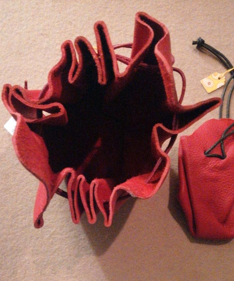 2 Lederbeutel rot, m. Kordel zum Zuziehen, handmade, unbenützt. in Burladingen