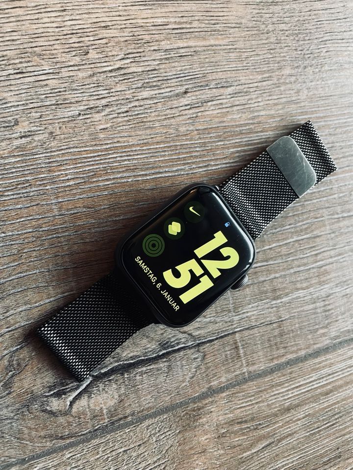Apple Watch Series 4 - GPS - 44 mm + Zubehör in Menden