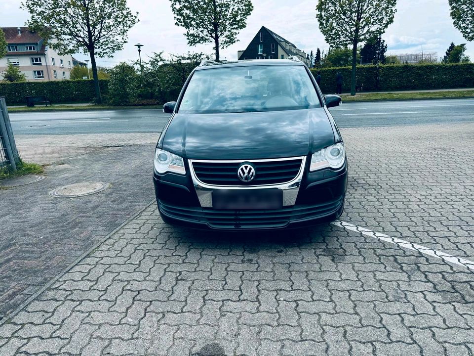 VW Touran 7 Sitzer Rückfahrkamera in Henstedt-Ulzburg