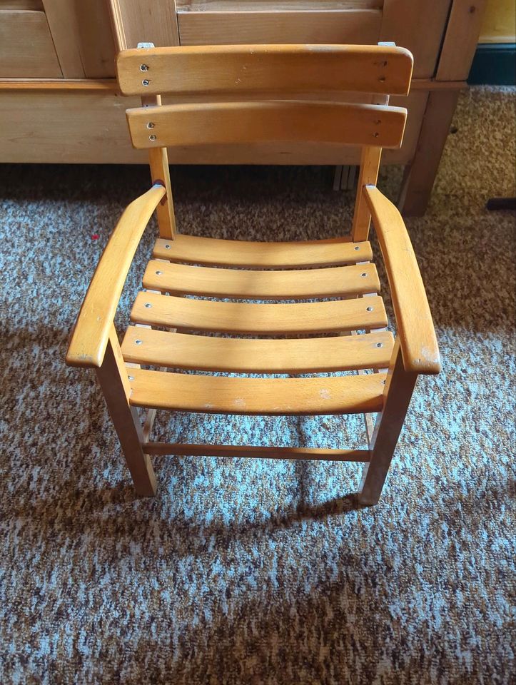 Alter kleiner Holz - Stuhl mit Armlehnen für Puppen in Deidesheim