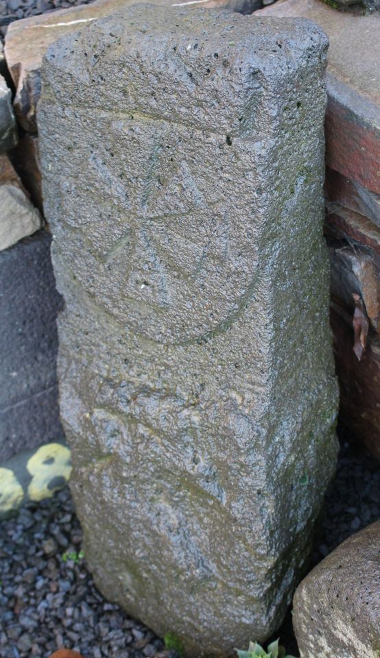 Basalt Grenzstein alt Wappen Laacher See Basaltstein handgehauen in Münstermaifeld