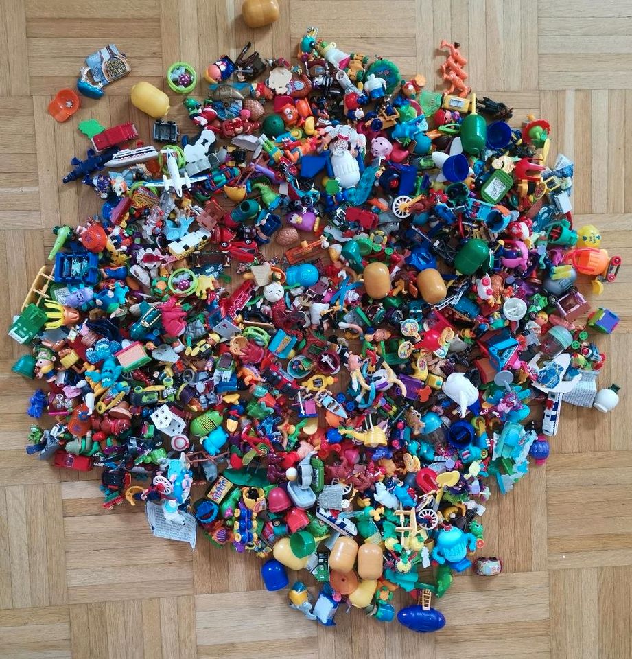 Kiste voll Spielzeug aus Ü-ei 20-30 Jahre alt in Neuried Kr München