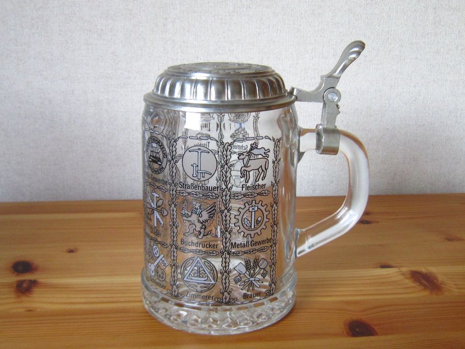 Bierkrug Glas mit Zinndeckel und Zunftzeichen der Handwerker in Aue