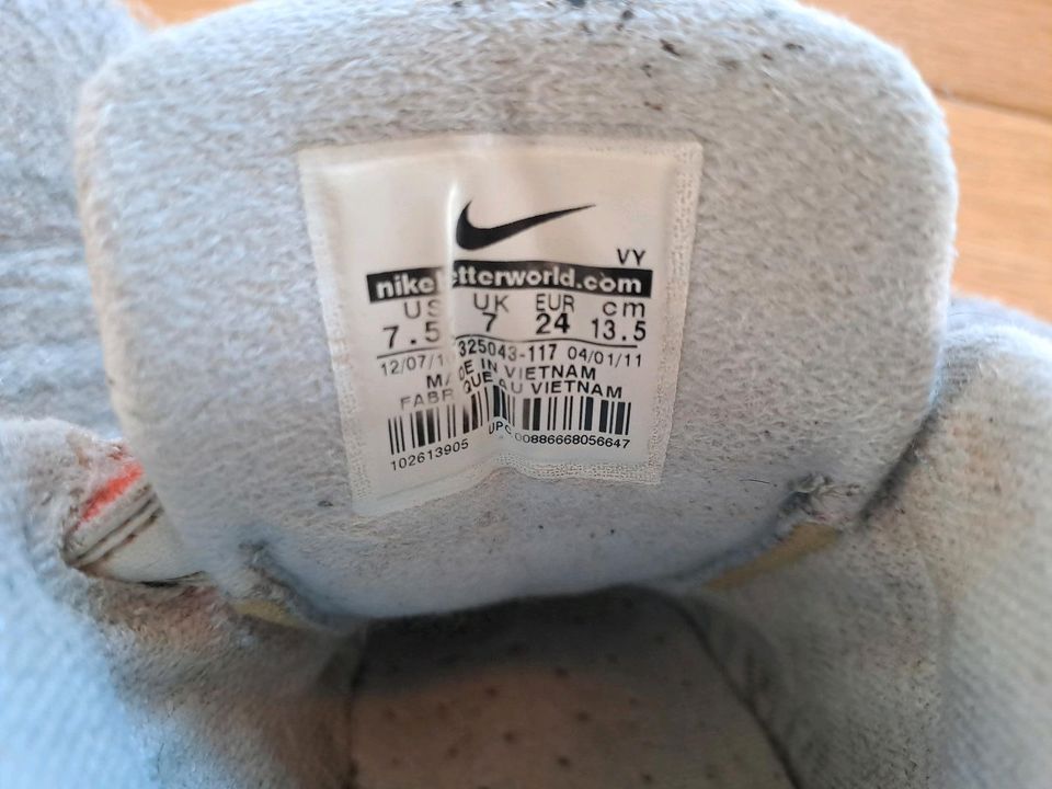 Turnschuhe Nike Größe 24 mit Klett in Wiehl