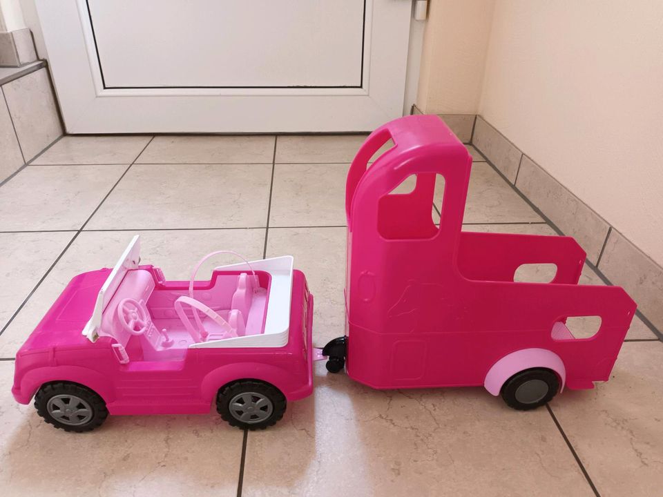 Barbie Auto mit Anhänger Puppen Wagen in Kürten