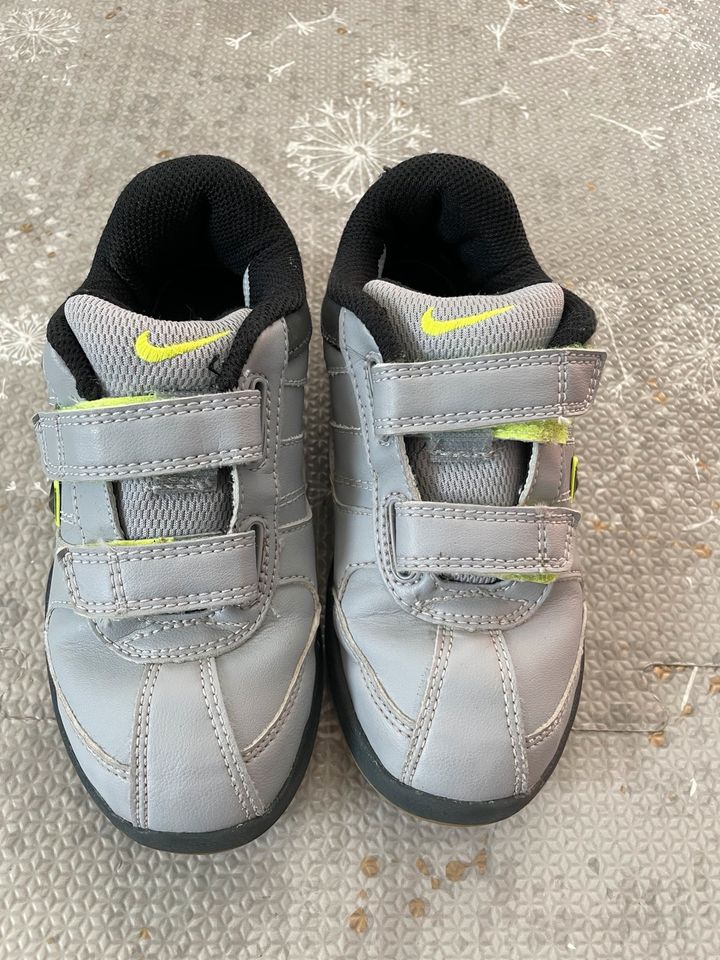 Original Nike Kinder Sneaker Gr. 28,5 grau/neon grün wie neu in Wemding