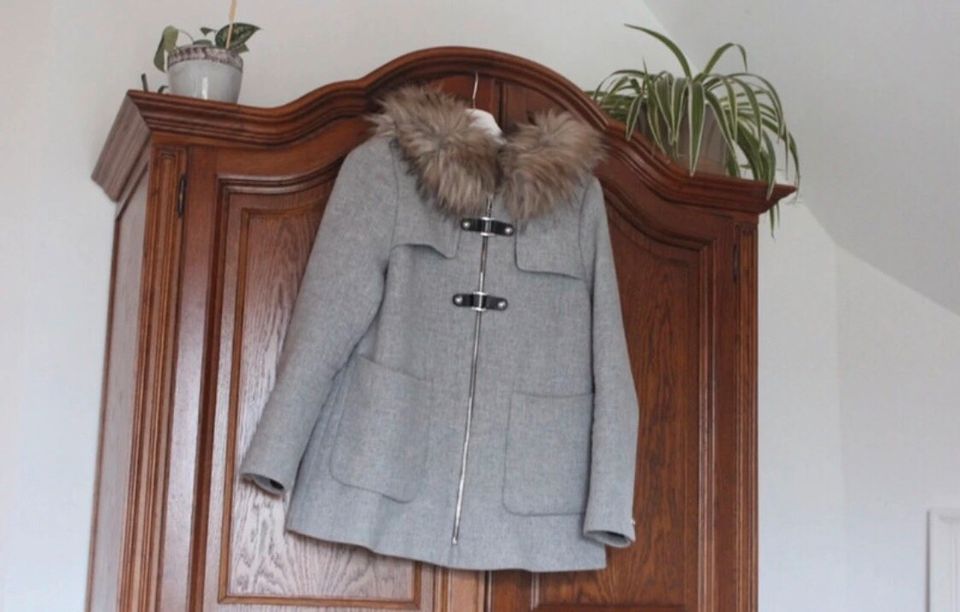 Zara | Jacke | Kurzmantel | Grau | Fell Kapuze | M in Borgholzhausen