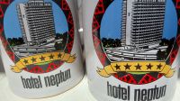 2 Bierkrüge "Hotel Neptun" Warnemünde Berlin - Neukölln Vorschau