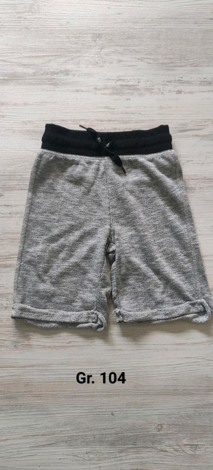 kurze Hosen • Shorts • Gr. 104-110 in Bad Endbach