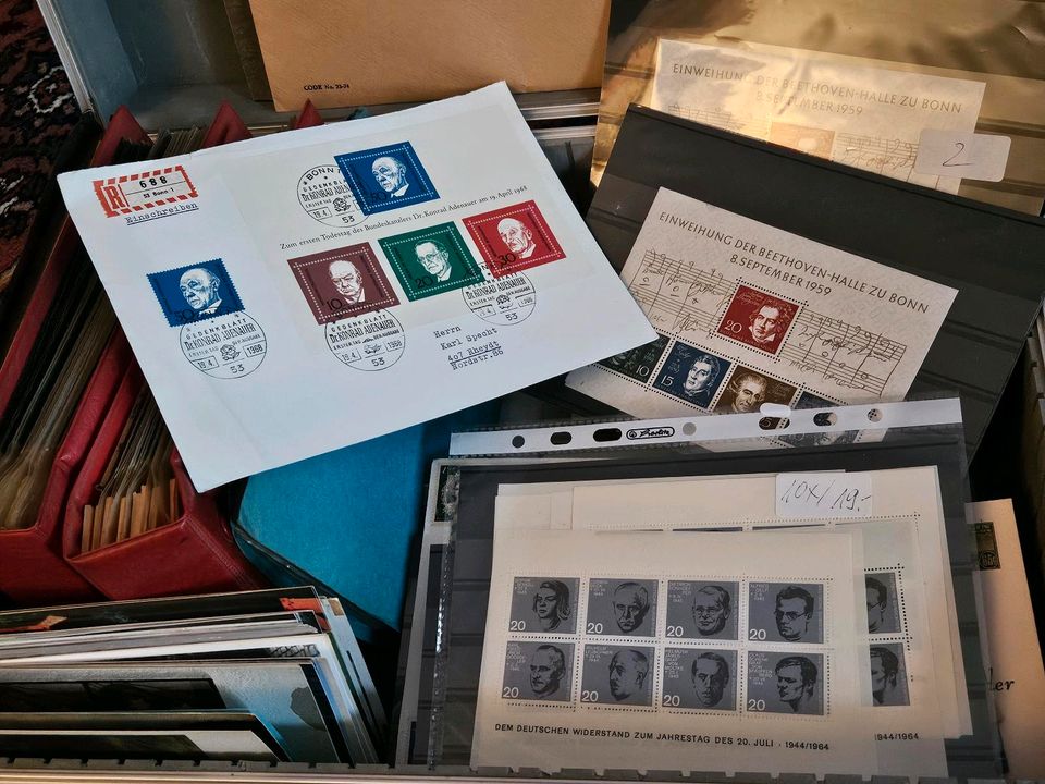 Briefmarken- Briefe- Ansichtkar in Aluminium Koffer. in Wiesbaden