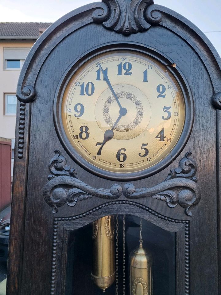 Standuhr Epoche 1900 in Leverkusen