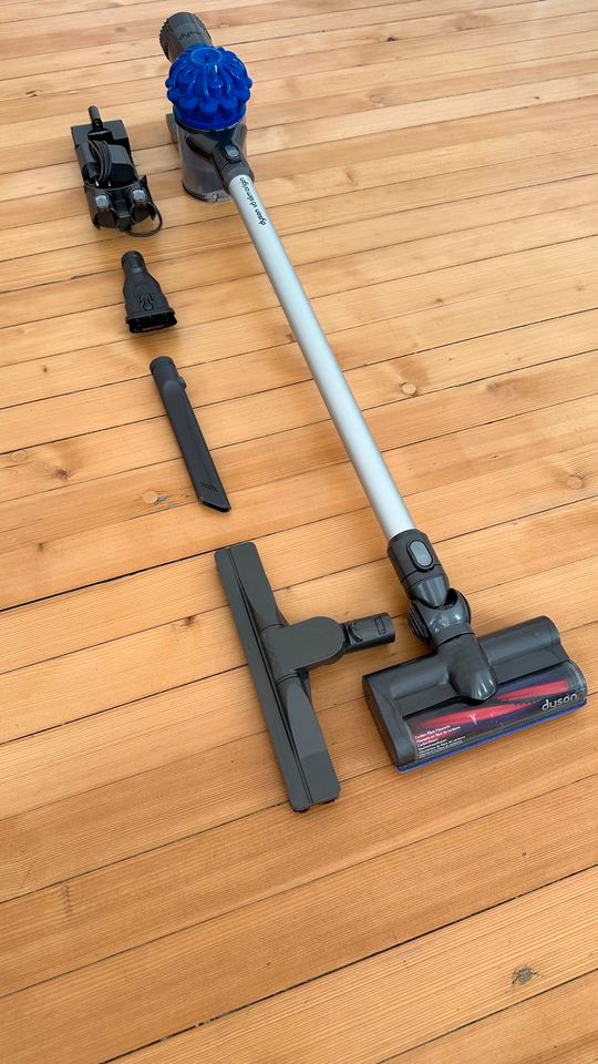 Dyson V6 Slim Origin Akkusauger + Aufsätze in Stuttgart