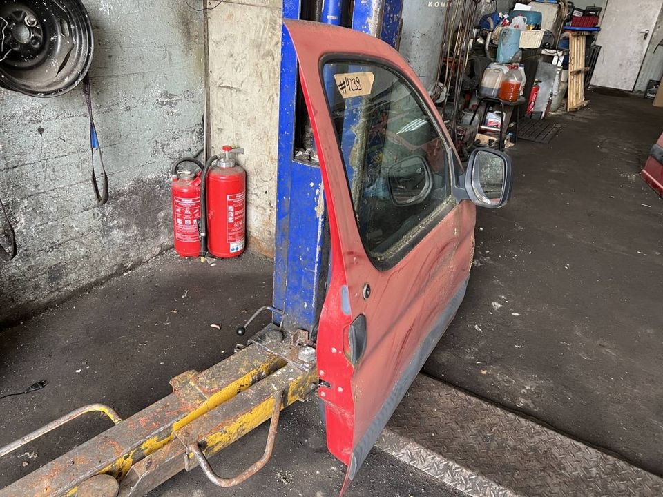 Tür vorne rechts rot Peugeot Partner  Bj2000 in Bad Sassendorf