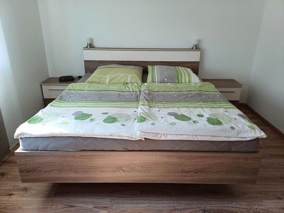 Bett mit zwei Nachkonsolen in Lünen