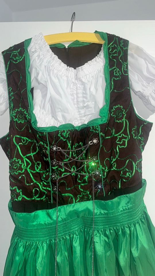 Knielanges Dirndl mit Bluse in Feuchtwangen