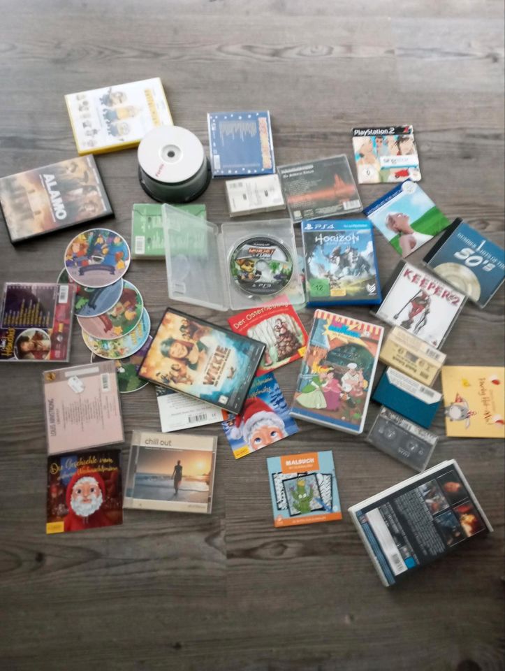 Viele verschiedene CDs und Bücher in Krefeld