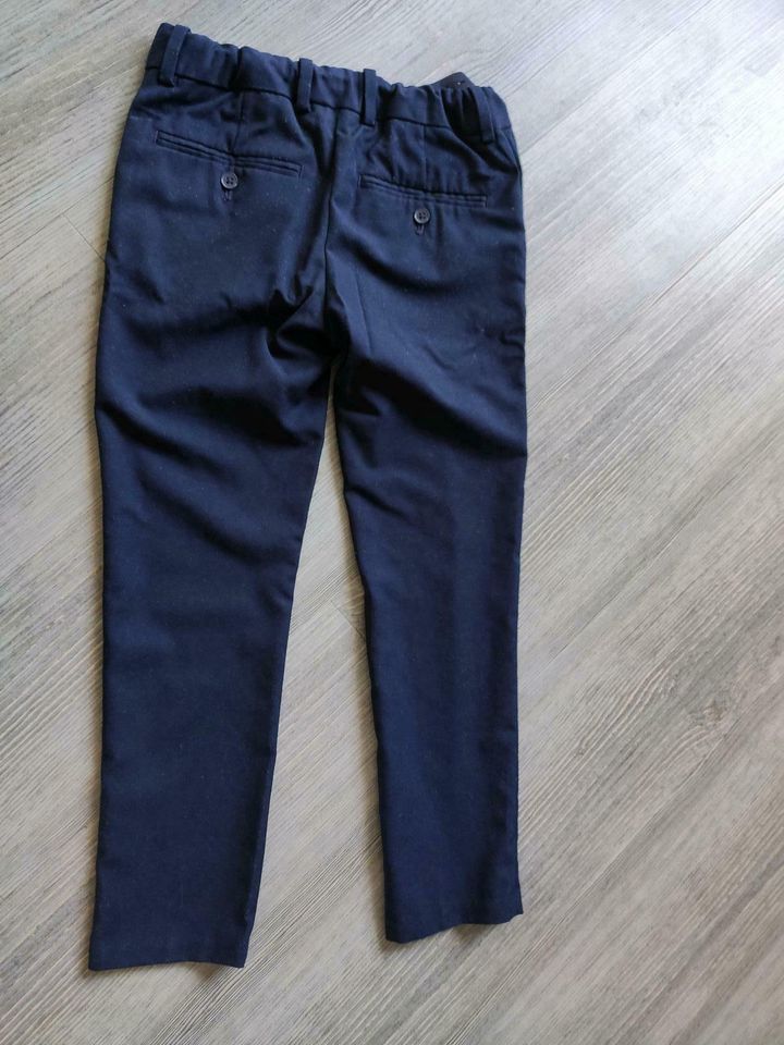 5 tlg. Anzugset 128-134 H&M Slim dunkelblau m. Hosenträger,Fliege in Schweinfurt