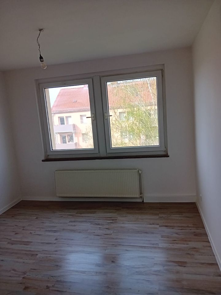 Tolle 3-Raum-Wohnung mit Balkon und Stellplatz. Frisch saniert! in Nienburg-Neugattersleben