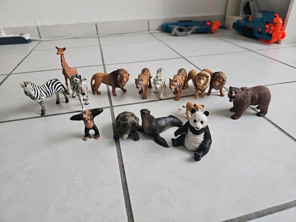 Schleich Wildtiere Löwe Bär Zebra Affe in Gernsheim 