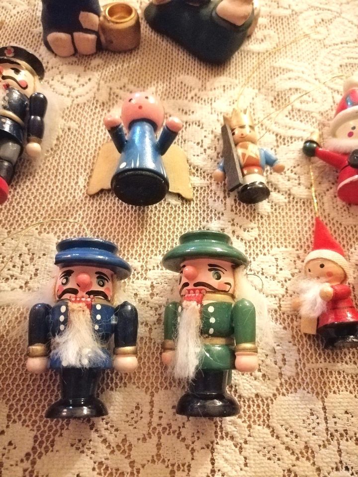 Konvolut schöne alte Weihnachtsdeko Nussknacker Anhänger usw in Hungen