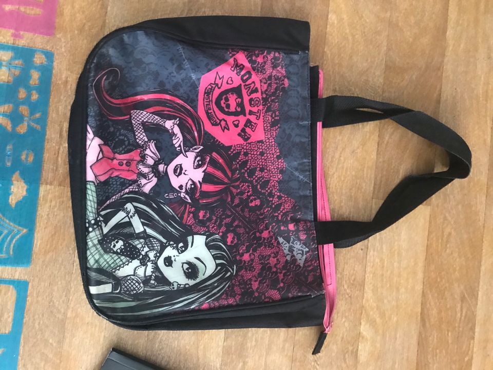 8xMonster High Puppen mit Accessoires in Aachen