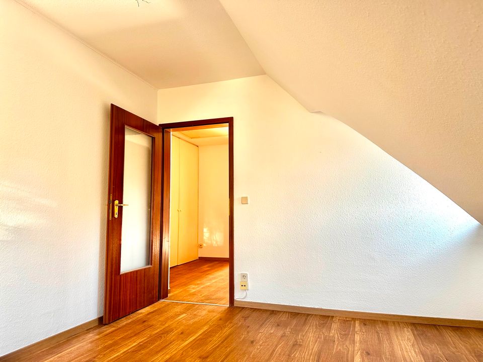 Sonnige Dachgeschosswohnung mit Süd-Balkon und TG-Stellplatz in Hamburg