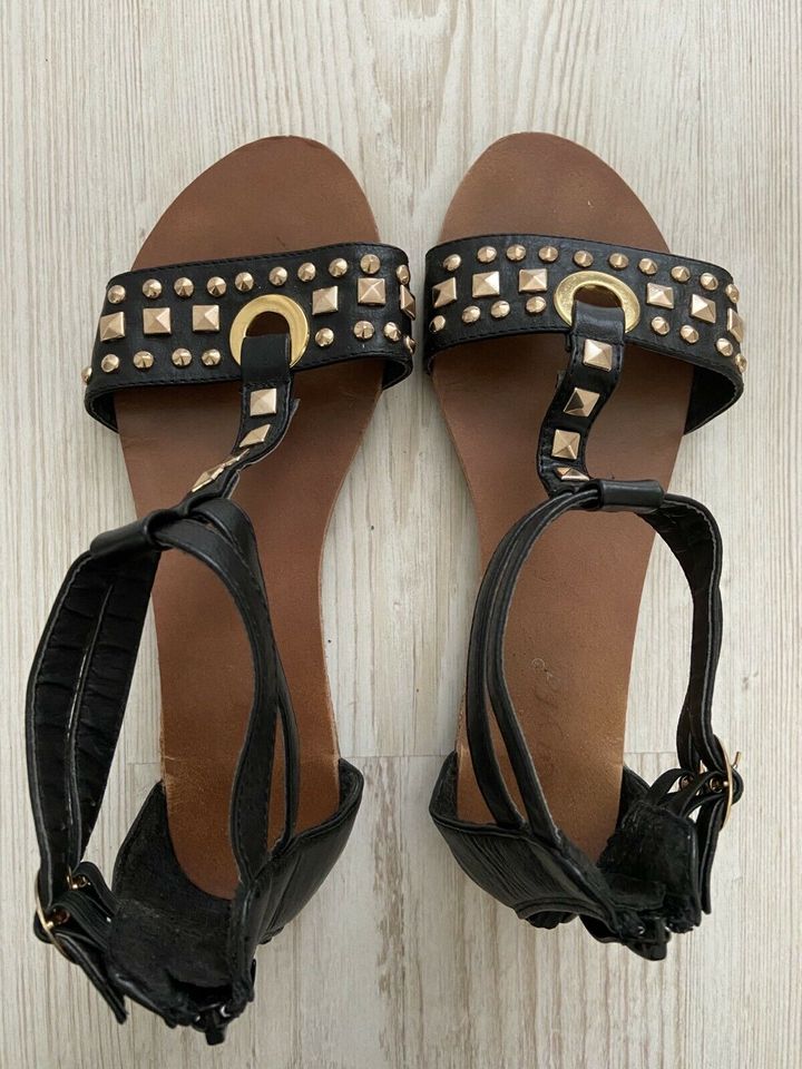 Schwarze Sandalen mit goldenen Nieten in Köln - Nippes | eBay Kleinanzeigen  ist jetzt Kleinanzeigen