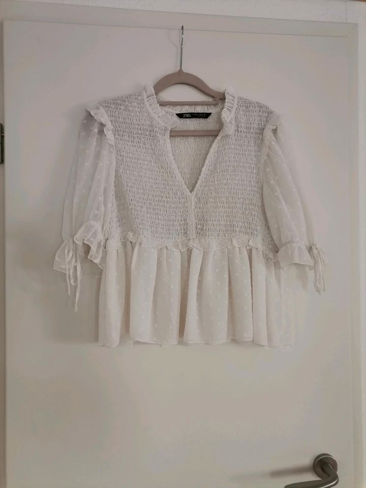 Bluse Spitze Kurzärmelig Schößchen Zara Damen weiß Creme in Ebsdorfergrund