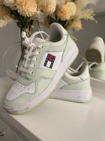 Tommy Hilfiger Sneaker Schuhe Gr. 38 Niedersachsen - Rastede Vorschau