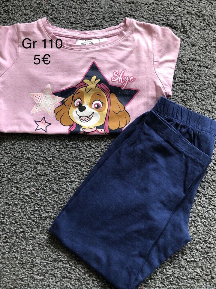 Mädchen Pyjamas gr 104 & 110 in Nürnberg (Mittelfr)