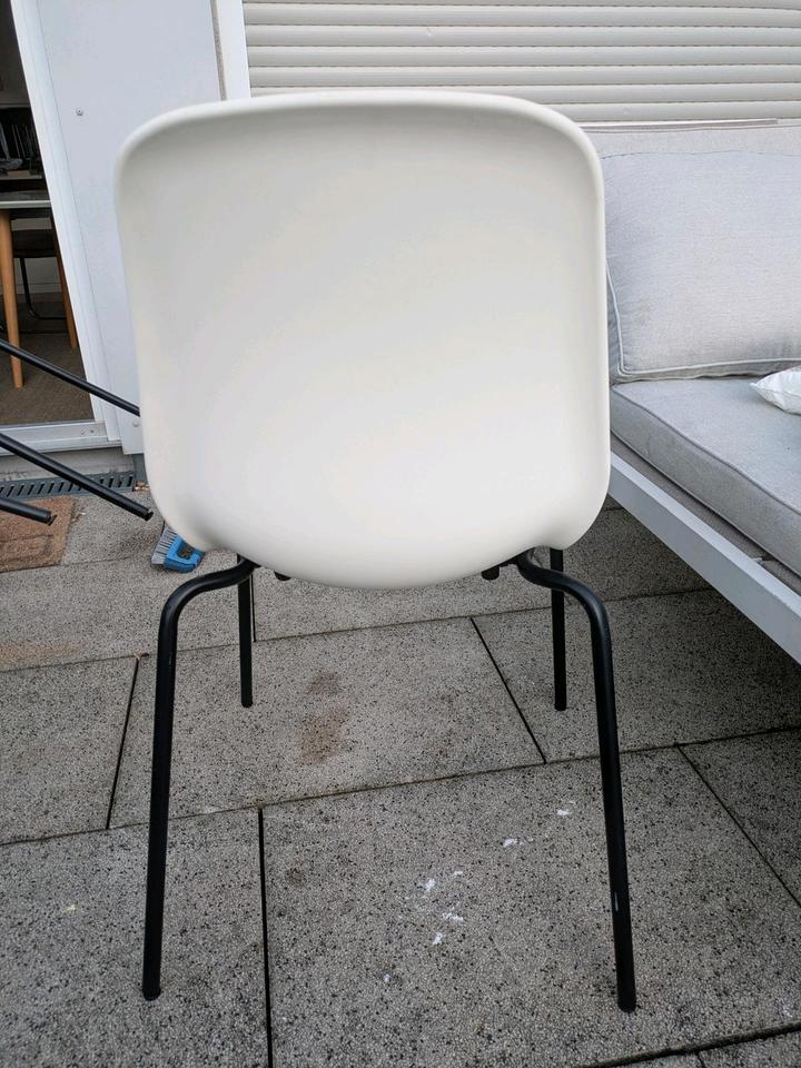 Vier Ikea Lidås Stühle in weiß mit schwarzen Metall-Beinen in Bietigheim-Bissingen