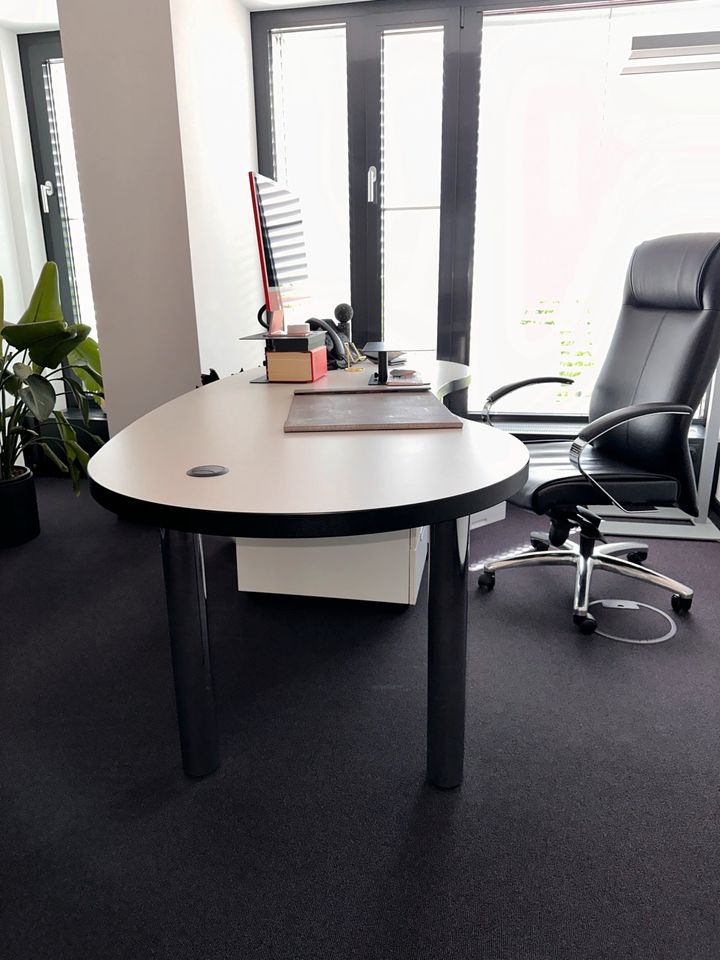 Schreibtisch schwarz weiß Bürotisch in Frankfurt am Main