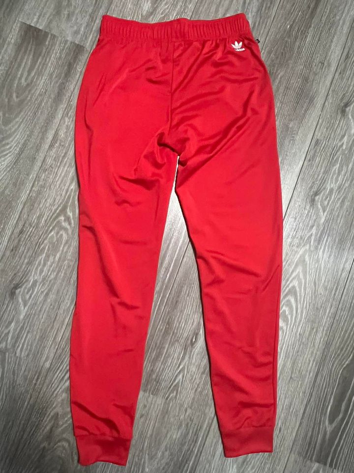 org. ADIDAS Jogginghose Sporthose Hose Rot Gr 176 Neu in München