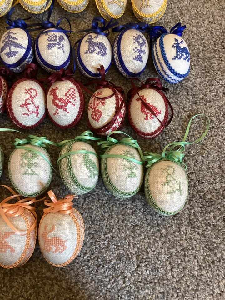 Gestickte Eier, Ostereier, Ostern, Handarbeit, Preis pro Stück in Schechen
