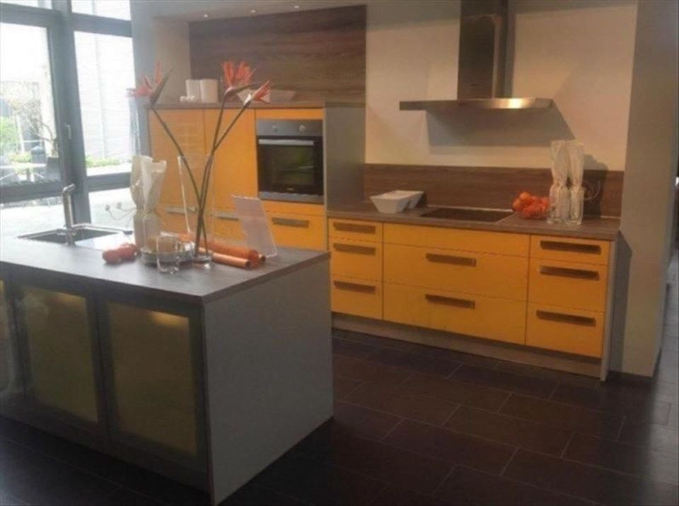 Neue + Top moderne Küche 20N Einbauküche Küchenzeile Lackfront in Enger