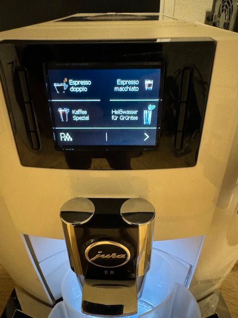 Kaffeevollautomat Jura E8 in weiß in Kümmersbruck