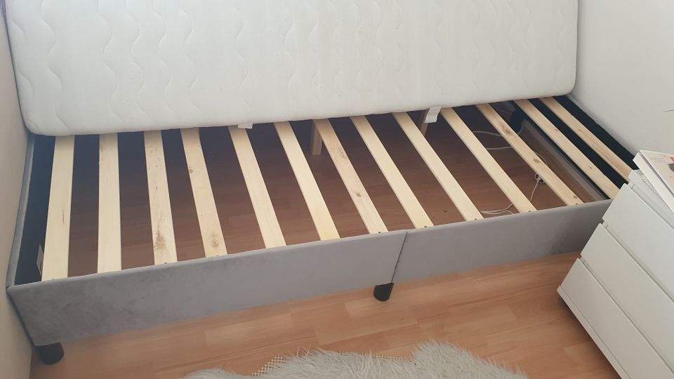 WIE NEU!! Bett 1,60m X 2m mit eingebautem Lattenrost in Osnabrück