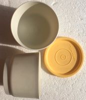 Tupperware, 2 kleine Dosen (weiß) mit 1 Deckel (gelb) Nordrhein-Westfalen - Much Vorschau