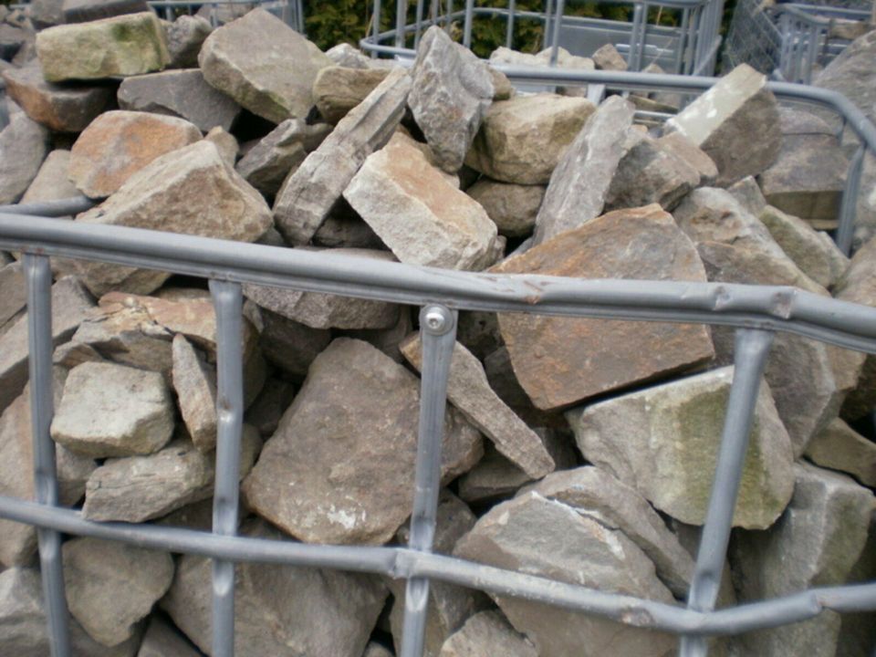 Bruchsteine,Steingarten,Trockenmauer in Bochum