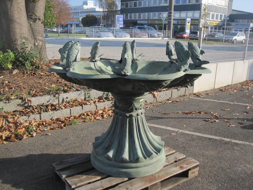 Wunderschöner Brunnen aus Bronze, Figur, Gartendeko, Fische, % in Köln