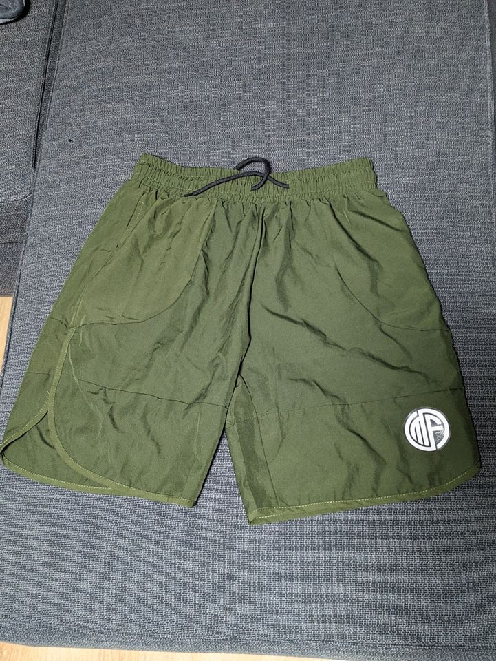 Grüne Shorts, Größe L in Darmstadt