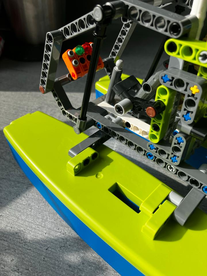 Lego Technic Katamaran 42105 Hubschrauber Boot 3-1 Set-komplett in Fulda