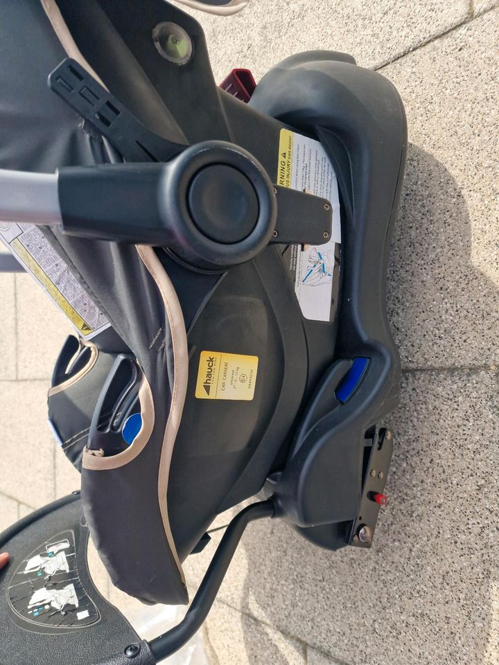 Babys Autositz maxicosi mit isofix für das Auto in Herbolzheim