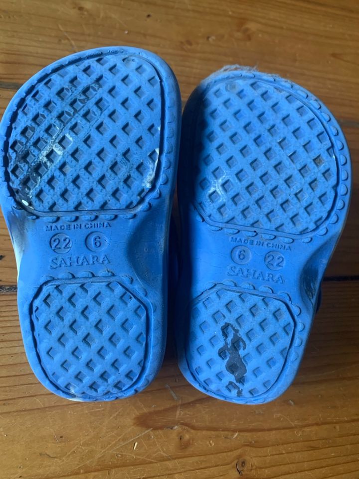 Crocs- Schuhe Größe 22 inkl 3 Schuhstecker in Bremen