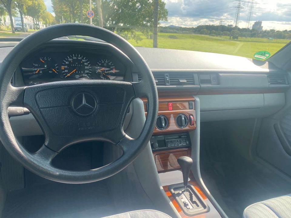 Mercedes Benz E220 Oldtimer in Siegburg