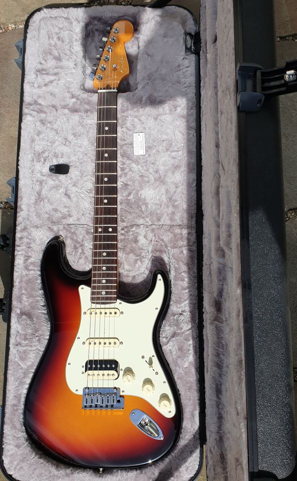 Fender American Stratocaster Ultra HSS RW Ultraburst in Hagen